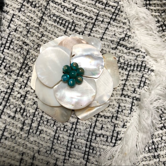 Vintage mother of Pearl flower brooch pin - Picture 7 of 8